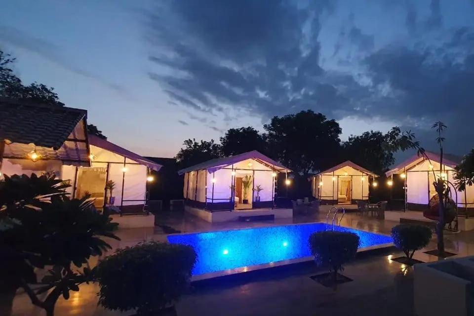 Villa Luxury In Chhatarpur With Pool